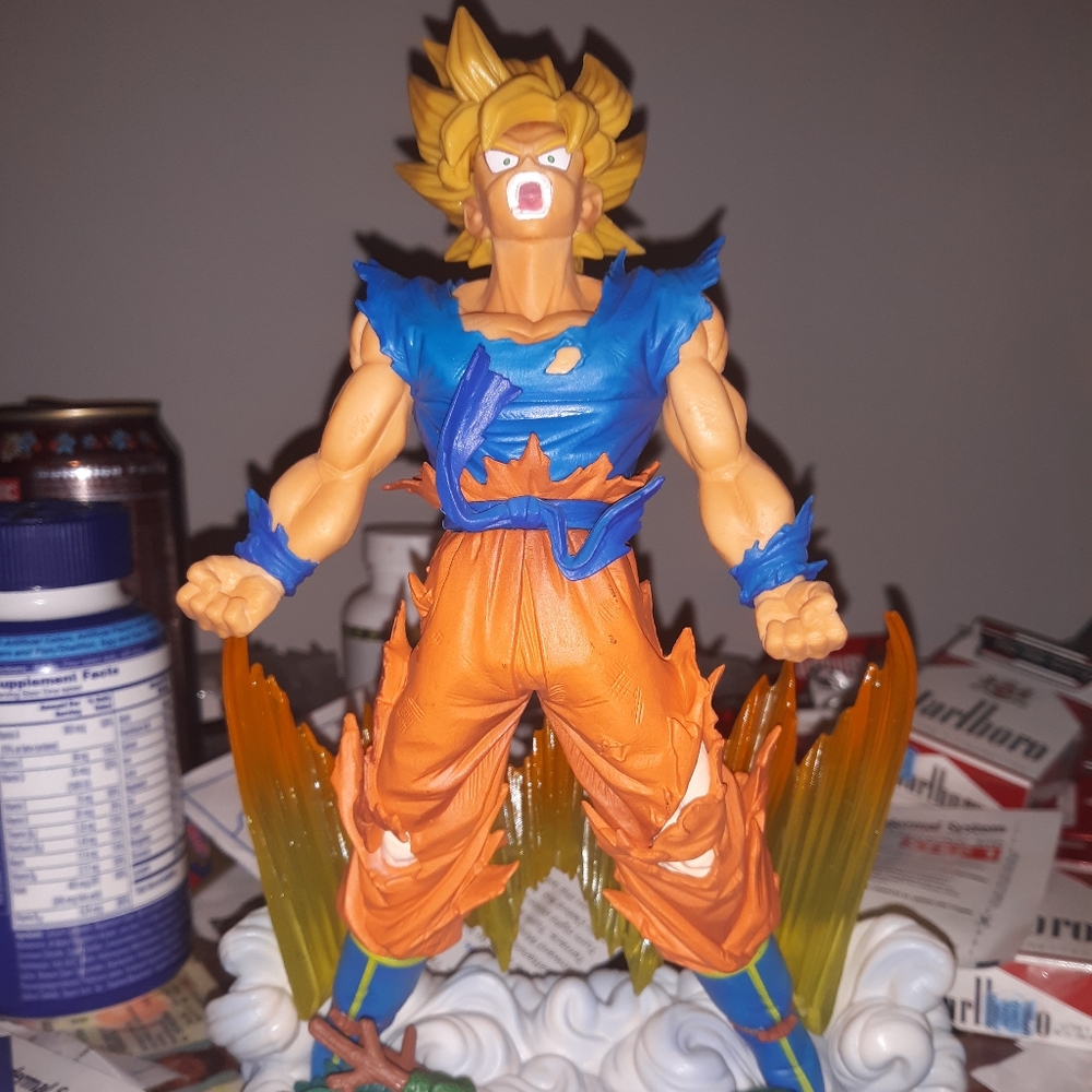 DBZ Super Sayian Goku Statue